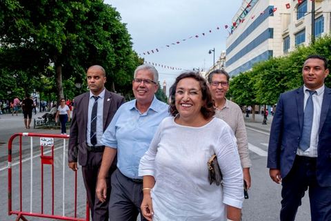 13 aout 2018 : Près de 4000 personnes étaient présentes en ce jour de fête de la Femme à la manifestation en faveur des libertés sur l'avenue Habib Bourguiba à Tunis. Entre citoyens, activistes de la société civile, figures médiatiques et politiques, les personnes présentes ont scandé des slogans appelant à l'égalité homme-femme et la liberté et ont rejeté l'extrémisme. Le drapeau arc-en-ciel a également été brandi en signe de soutien à la cause LGBT et des minorités sexuelles. La Commission des libertés individuelles et de l’égalité (Colibe) initiée par BCE a remis son rapport en juin au Président récemment, elle contient des proportions sur l’égalité de l’héritage, la dépénalisation de l’homosexualité et autres questions sociétales en Tunisie. Béji Caïd Essebsi n'entérine que l’égalité dans l’héritage.On rappelle que ce rapport a suscité une violente réaction dans le camp des islamistes qui ont fustigé la violation du texte coranique et qualifié les membres de la Colibe d’apostates. Samedi, une marche a été organisée pour dénoncer le contenu du rapport.