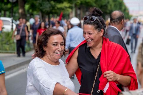 13 aout 2018 : Près de 4000 personnes étaient présentes en ce jour de fête de la Femme à la manifestation en faveur des libertés sur l'avenue Habib Bourguiba à Tunis. Entre citoyens, activistes de la société civile, figures médiatiques et politiques, les personnes présentes ont scandé des slogans appelant à l'égalité homme-femme et la liberté et ont rejeté l'extrémisme. Le drapeau arc-en-ciel a également été brandi en signe de soutien à la cause LGBT et des minorités sexuelles. La Commission des libertés individuelles et de l’égalité (Colibe) initiée par BCE a remis son rapport en juin au Président récemment, elle contient des proportions sur l’égalité de l’héritage, la dépénalisation de l’homosexualité et autres questions sociétales en Tunisie. Béji Caïd Essebsi n'entérine que l’égalité dans l’héritage.On rappelle que ce rapport a suscité une violente réaction dans le camp des islamistes qui ont fustigé la violation du texte coranique et qualifié les membres de la Colibe d’apostates. Samedi, une marche a été organisée pour dénoncer le contenu du rapport.
