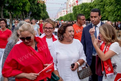 13 aout 2018 : Près de 4000 personnes étaient présentes en ce jour de fête de la Femme à la manifestation en faveur des libertés sur l'avenue Habib Bourguiba à Tunis. Entre citoyens, activistes de la société civile, figures médiatiques et politiques, les personnes présentes ont scandé des slogans appelant à l'égalité homme-femme et la liberté et ont rejeté l'extrémisme. Le drapeau arc-en-ciel a également été brandi en signe de soutien à la cause LGBT et des minorités sexuelles. La Commission des libertés individuelles et de l’égalité (Colibe) initiée par BCE a remis son rapport en juin au Président récemment, elle contient des proportions sur l’égalité de l’héritage, la dépénalisation de l’homosexualité et autres questions sociétales en Tunisie. Béji Caïd Essebsi n'entérine que l’égalité dans l’héritage.On rappelle que ce rapport a suscité une violente réaction dans le camp des islamistes qui ont fustigé la violation du texte coranique et qualifié les membres de la Colibe d’apostates. Samedi, une marche a été organisée pour dénoncer le contenu du rapport.