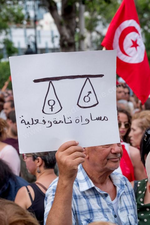 13 aout 2018 : Près de 4000 personnes étaient présentes en ce jour de fête de la Femme à la manifestation en faveur des libertés sur l'avenue Habib Bourguiba à Tunis. Entre citoyens, activistes de la société civile, figures médiatiques et politiques, les personnes présentes ont scandé des slogans appelant à l'égalité homme-femme et la liberté et ont rejeté l'extrémisme. Le drapeau arc-en-ciel a également été brandi en signe de soutien à la cause LGBT et des minorités sexuelles. La Commission des libertés individuelles et de l’égalité (Colibe) initiée par BCE a remis son rapport en juin au Président récemment, elle contient des proportions sur l’égalité de l’héritage, la dépénalisation de l’homosexualité et autres questions sociétales en Tunisie. Béji Caïd Essebsi n'entérine que l’égalité dans l’héritage.On rappelle que ce rapport a suscité une violente réaction dans le camp des islamistes qui ont fustigé la violation du texte coranique et qualifié les membres de la Colibe d’apostates. Samedi, une marche a été organisée pour dénoncer le contenu du rapport.