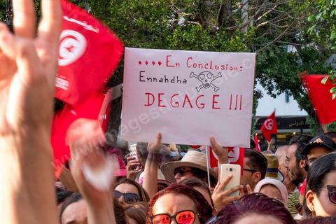 13 aout 2018 : Près de 4000 personnes étaient présentes en ce jour de fête de la Femme à la manifestation en faveur des libertés sur l'avenue Habib Bourguiba à Tunis. Entre citoyens, activistes de la société civile, figures médiatiques et politiques, les personnes présentes ont scandé des slogans appelant à l'égalité homme-femme et la liberté et ont rejeté l'extrémisme. Le drapeau arc-en-ciel a également été brandi en signe de soutien à la cause LGBT et des minorités sexuelles. La Commission des libertés individuelles et de l’égalité (Colibe) initiée par BCE a remis son rapport en juin au Président récemment, elle contient des proportions sur l’égalité de l’héritage, la dépénalisation de l’homosexualité et autres questions sociétales en Tunisie. Béji Caïd Essebsi n'entérine que l’égalité dans l’héritage.On rappelle que ce rapport a suscité une violente réaction dans le camp des islamistes qui ont fustigé la violation du texte coranique et qualifié les membres de la Colibe d’apostates. Samedi, une marche a été organisée pour dénoncer le contenu du rapport.