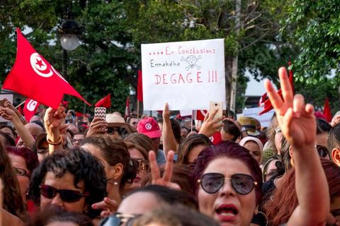 13 aout 2018 : Près de 4000 personnes étaient présentes en ce jour de fête de la Femme à la manifestation en faveur des libertés sur l'avenue Habib Bourguiba à Tunis. Entre citoyens, activistes de la société civile, figures médiatiques et politiques, les personnes présentes ont scandé des slogans appelant à l'égalité homme-femme et la liberté et ont rejeté l'extrémisme. Le drapeau arc-en-ciel a également été brandi en signe de soutien à la cause LGBT et des minorités sexuelles. La Commission des libertés individuelles et de l’égalité (Colibe) initiée par BCE a remis son rapport en juin au Président récemment, elle contient des proportions sur l’égalité de l’héritage, la dépénalisation de l’homosexualité et autres questions sociétales en Tunisie. Béji Caïd Essebsi n'entérine que l’égalité dans l’héritage.On rappelle que ce rapport a suscité une violente réaction dans le camp des islamistes qui ont fustigé la violation du texte coranique et qualifié les membres de la Colibe d’apostates. Samedi, une marche a été organisée pour dénoncer le contenu du rapport.