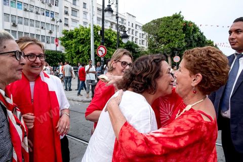 13 aout 2018 : Près de 4000 personnes étaient présentes en ce jour de fête de la Femme à la manifestation en faveur des libertés sur l'avenue Habib Bourguiba à Tunis. Entre citoyens, activistes de la société civile, figures médiatiques et politiques, les personnes présentes ont scandé des slogans appelant à l'égalité homme-femme et la liberté et ont rejeté l'extrémisme. Le drapeau arc-en-ciel a également été brandi en signe de soutien à la cause LGBT et des minorités sexuelles. La Commission des libertés individuelles et de l’égalité (Colibe) initiée par BCE a remis son rapport en juin au Président récemment, elle contient des proportions sur l’égalité de l’héritage, la dépénalisation de l’homosexualité et autres questions sociétales en Tunisie. Béji Caïd Essebsi n'entérine que l’égalité dans l’héritage.On rappelle que ce rapport a suscité une violente réaction dans le camp des islamistes qui ont fustigé la violation du texte coranique et qualifié les membres de la Colibe d’apostates. Samedi, une marche a été organisée pour dénoncer le contenu du rapport.