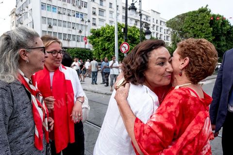 13 aout 2018 : Près de 4000 personnes étaient présentes en ce jour de fête de la Femme à la manifestation en faveur des libertés sur l'avenue Habib Bourguiba à Tunis. Entre citoyens, activistes de la société civile, figures médiatiques et politiques, les personnes présentes ont scandé des slogans appelant à l'égalité homme-femme et la liberté et ont rejeté l'extrémisme. Le drapeau arc-en-ciel a également été brandi en signe de soutien à la cause LGBT et des minorités sexuelles. La Commission des libertés individuelles et de l’égalité (Colibe) initiée par BCE a remis son rapport en juin au Président récemment, elle contient des proportions sur l’égalité de l’héritage, la dépénalisation de l’homosexualité et autres questions sociétales en Tunisie. Béji Caïd Essebsi n'entérine que l’égalité dans l’héritage.On rappelle que ce rapport a suscité une violente réaction dans le camp des islamistes qui ont fustigé la violation du texte coranique et qualifié les membres de la Colibe d’apostates. Samedi, une marche a été organisée pour dénoncer le contenu du rapport.