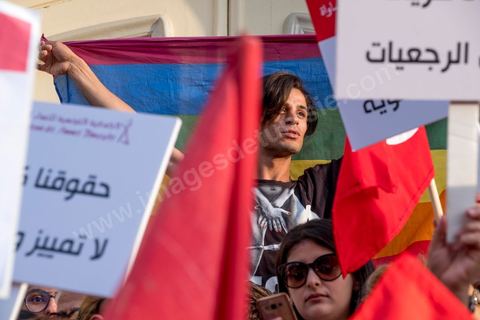 13 aout 2018 : Près de 4000 personnes étaient présentes en ce jour de fête de la Femme à la manifestation en faveur des libertés sur l'avenue Habib Bourguiba à Tunis. Entre citoyens, activistes de la société civile, figures médiatiques et politiques, les personnes présentes ont scandé des slogans appelant à l'égalité homme-femme et la liberté et ont rejeté l'extrémisme. Le drapeau arc-en-ciel a également été brandi en signe de soutien à la cause LGBT et des minorités sexuelles. La Commission des libertés individuelles et de l’égalité (Colibe) initiée par BCE a remis son rapport en juin au Président récemment, elle contient des proportions sur l’égalité de l’héritage, la dépénalisation de l’homosexualité et autres questions sociétales en Tunisie. Béji Caïd Essebsi n'entérine que l’égalité dans l’héritage.On rappelle que ce rapport a suscité une violente réaction dans le camp des islamistes qui ont fustigé la violation du texte coranique et qualifié les membres de la Colibe d’apostates. Samedi, une marche a été organisée pour dénoncer le contenu du rapport.