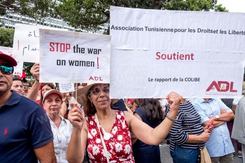 13 aout 2018 : Près de 4000 personnes étaient présentes en ce jour de fête de la Femme à la manifestation en faveur des libertés sur l'avenue Habib Bourguiba à Tunis. Entre citoyens, activistes de la société civile, figures médiatiques et politiques, les personnes présentes ont scandé des slogans appelant à l'égalité homme-femme et la liberté et ont rejeté l'extrémisme. Le drapeau arc-en-ciel a également été brandi en signe de soutien à la cause LGBT et des minorités sexuelles. La Commission des libertés individuelles et de l’égalité (Colibe) initiée par BCE a remis son rapport en juin au Président récemment, elle contient des proportions sur l’égalité de l’héritage, la dépénalisation de l’homosexualité et autres questions sociétales en Tunisie. Béji Caïd Essebsi n'entérine que l’égalité dans l’héritage.On rappelle que ce rapport a suscité une violente réaction dans le camp des islamistes qui ont fustigé la violation du texte coranique et qualifié les membres de la Colibe d’apostates. Samedi, une marche a été organisée pour dénoncer le contenu du rapport.
