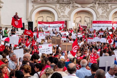 13 aout 2018 : Près de 4000 personnes étaient présentes en ce jour de fête de la Femme à la manifestation en faveur des libertés sur l'avenue Habib Bourguiba à Tunis. Entre citoyens, activistes de la société civile, figures médiatiques et politiques, les personnes présentes ont scandé des slogans appelant à l'égalité homme-femme et la liberté et ont rejeté l'extrémisme. Le drapeau arc-en-ciel a également été brandi en signe de soutien à la cause LGBT et des minorités sexuelles. La Commission des libertés individuelles et de l’égalité (Colibe) initiée par BCE a remis son rapport en juin au Président récemment, elle contient des proportions sur l’égalité de l’héritage, la dépénalisation de l’homosexualité et autres questions sociétales en Tunisie. Béji Caïd Essebsi n'entérine que l’égalité dans l’héritage.On rappelle que ce rapport a suscité une violente réaction dans le camp des islamistes qui ont fustigé la violation du texte coranique et qualifié les membres de la Colibe d’apostates. Samedi, une marche a été organisée pour dénoncer le contenu du rapport.