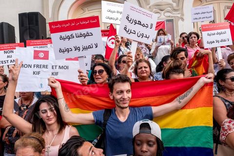 13 aout 2018 : Près de 4000 personnes étaient présentes en ce jour de fête de la Femme à la manifestation en faveur des libertés sur l'avenue Habib Bourguiba à Tunis. Entre citoyens, activistes de la société civile, figures médiatiques et politiques, les personnes présentes ont scandé des slogans appelant à l'égalité homme-femme et la liberté et ont rejeté l'extrémisme. Le drapeau arc-en-ciel a également été brandi en signe de soutien à la cause LGBT et des minorités sexuelles. La Commission des libertés individuelles et de l’égalité (Colibe) initiée par BCE a remis son rapport en juin au Président récemment, elle contient des proportions sur l’égalité de l’héritage, la dépénalisation de l’homosexualité et autres questions sociétales en Tunisie. Béji Caïd Essebsi n'entérine que l’égalité dans l’héritage.On rappelle que ce rapport a suscité une violente réaction dans le camp des islamistes qui ont fustigé la violation du texte coranique et qualifié les membres de la Colibe d’apostates. Samedi, une marche a été organisée pour dénoncer le contenu du rapport.