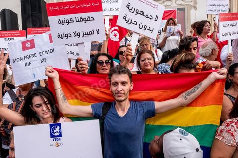 13 aout 2018 : Près de 4000 personnes étaient présentes en ce jour de fête de la Femme à la manifestation en faveur des libertés sur l'avenue Habib Bourguiba à Tunis. Entre citoyens, activistes de la société civile, figures médiatiques et politiques, les personnes présentes ont scandé des slogans appelant à l'égalité homme-femme et la liberté et ont rejeté l'extrémisme. Le drapeau arc-en-ciel a également été brandi en signe de soutien à la cause LGBT et des minorités sexuelles. La Commission des libertés individuelles et de l’égalité (Colibe) initiée par BCE a remis son rapport en juin au Président récemment, elle contient des proportions sur l’égalité de l’héritage, la dépénalisation de l’homosexualité et autres questions sociétales en Tunisie. Béji Caïd Essebsi n'entérine que l’égalité dans l’héritage.On rappelle que ce rapport a suscité une violente réaction dans le camp des islamistes qui ont fustigé la violation du texte coranique et qualifié les membres de la Colibe d’apostates. Samedi, une marche a été organisée pour dénoncer le contenu du rapport.