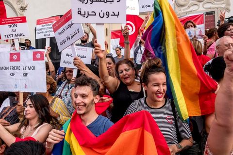 13 aout 2018 : Près de 4000 personnes étaient présentes en ce jour de fête de la Femme à la manifestation en faveur des libertés sur l'avenue Habib Bourguiba à Tunis. Entre citoyens, activistes de la société civile, figures médiatiques et politiques, les personnes présentes ont scandé des slogans appelant à l'égalité homme-femme et la liberté et ont rejeté l'extrémisme. Le drapeau arc-en-ciel a également été brandi en signe de soutien à la cause LGBT et des minorités sexuelles. La Commission des libertés individuelles et de l’égalité (Colibe) initiée par BCE a remis son rapport en juin au Président récemment, elle contient des proportions sur l’égalité de l’héritage, la dépénalisation de l’homosexualité et autres questions sociétales en Tunisie. Béji Caïd Essebsi n'entérine que l’égalité dans l’héritage.On rappelle que ce rapport a suscité une violente réaction dans le camp des islamistes qui ont fustigé la violation du texte coranique et qualifié les membres de la Colibe d’apostates. Samedi, une marche a été organisée pour dénoncer le contenu du rapport.