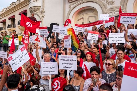 13 aout 2018 : Près de 4000 personnes étaient présentes en ce jour de fête de la Femme à la manifestation en faveur des libertés sur l'avenue Habib Bourguiba à Tunis. Entre citoyens, activistes de la société civile, figures médiatiques et politiques, les personnes présentes ont scandé des slogans appelant à l'égalité homme-femme et la liberté et ont rejeté l'extrémisme. Le drapeau arc-en-ciel a également été brandi en signe de soutien à la cause LGBT et des minorités sexuelles. La Commission des libertés individuelles et de l’égalité (Colibe) initiée par BCE a remis son rapport en juin au Président récemment, elle contient des proportions sur l’égalité de l’héritage, la dépénalisation de l’homosexualité et autres questions sociétales en Tunisie. Béji Caïd Essebsi n'entérine que l’égalité dans l’héritage.On rappelle que ce rapport a suscité une violente réaction dans le camp des islamistes qui ont fustigé la violation du texte coranique et qualifié les membres de la Colibe d’apostates. Samedi, une marche a été organisée pour dénoncer le contenu du rapport.
