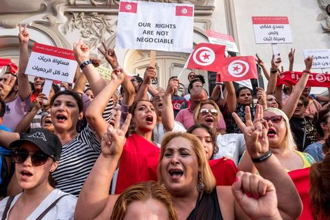 13 aout 2018 : Près de 4000 personnes étaient présentes en ce jour de fête de la Femme à la manifestation en faveur des libertés sur l'avenue Habib Bourguiba à Tunis. Entre citoyens, activistes de la société civile, figures médiatiques et politiques, les personnes présentes ont scandé des slogans appelant à l'égalité homme-femme et la liberté et ont rejeté l'extrémisme. Le drapeau arc-en-ciel a également été brandi en signe de soutien à la cause LGBT et des minorités sexuelles. La Commission des libertés individuelles et de l’égalité (Colibe) initiée par BCE a remis son rapport en juin au Président récemment, elle contient des proportions sur l’égalité de l’héritage, la dépénalisation de l’homosexualité et autres questions sociétales en Tunisie. Béji Caïd Essebsi n'entérine que l’égalité dans l’héritage.On rappelle que ce rapport a suscité une violente réaction dans le camp des islamistes qui ont fustigé la violation du texte coranique et qualifié les membres de la Colibe d’apostates. Samedi, une marche a été organisée pour dénoncer le contenu du rapport.
