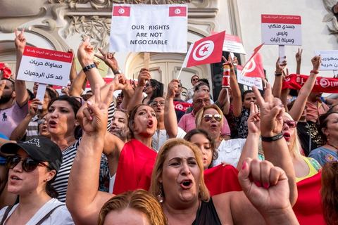 13 aout 2018 : Près de 4000 personnes étaient présentes en ce jour de fête de la Femme à la manifestation en faveur des libertés sur l'avenue Habib Bourguiba à Tunis. Entre citoyens, activistes de la société civile, figures médiatiques et politiques, les personnes présentes ont scandé des slogans appelant à l'égalité homme-femme et la liberté et ont rejeté l'extrémisme. Le drapeau arc-en-ciel a également été brandi en signe de soutien à la cause LGBT et des minorités sexuelles. La Commission des libertés individuelles et de l’égalité (Colibe) initiée par BCE a remis son rapport en juin au Président récemment, elle contient des proportions sur l’égalité de l’héritage, la dépénalisation de l’homosexualité et autres questions sociétales en Tunisie. Béji Caïd Essebsi n'entérine que l’égalité dans l’héritage.On rappelle que ce rapport a suscité une violente réaction dans le camp des islamistes qui ont fustigé la violation du texte coranique et qualifié les membres de la Colibe d’apostates. Samedi, une marche a été organisée pour dénoncer le contenu du rapport.