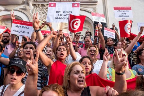 13 aout 2018 : Près de 4000 personnes étaient présentes en ce jour de fête de la Femme à la manifestation en faveur des libertés sur l'avenue Habib Bourguiba à Tunis. Entre citoyens, activistes de la société civile, figures médiatiques et politiques, les personnes présentes ont scandé des slogans appelant à l'égalité homme-femme et la liberté et ont rejeté l'extrémisme. Le drapeau arc-en-ciel a également été brandi en signe de soutien à la cause LGBT et des minorités sexuelles. La Commission des libertés individuelles et de l’égalité (Colibe) initiée par BCE a remis son rapport en juin au Président récemment, elle contient des proportions sur l’égalité de l’héritage, la dépénalisation de l’homosexualité et autres questions sociétales en Tunisie. Béji Caïd Essebsi n'entérine que l’égalité dans l’héritage.On rappelle que ce rapport a suscité une violente réaction dans le camp des islamistes qui ont fustigé la violation du texte coranique et qualifié les membres de la Colibe d’apostates. Samedi, une marche a été organisée pour dénoncer le contenu du rapport.