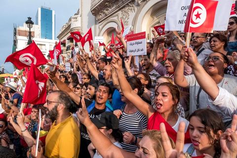 13 aout 2018 : Près de 4000 personnes étaient présentes en ce jour de fête de la Femme à la manifestation en faveur des libertés sur l'avenue Habib Bourguiba à Tunis. Entre citoyens, activistes de la société civile, figures médiatiques et politiques, les personnes présentes ont scandé des slogans appelant à l'égalité homme-femme et la liberté et ont rejeté l'extrémisme. Le drapeau arc-en-ciel a également été brandi en signe de soutien à la cause LGBT et des minorités sexuelles. La Commission des libertés individuelles et de l’égalité (Colibe) initiée par BCE a remis son rapport en juin au Président récemment, elle contient des proportions sur l’égalité de l’héritage, la dépénalisation de l’homosexualité et autres questions sociétales en Tunisie. Béji Caïd Essebsi n'entérine que l’égalité dans l’héritage.On rappelle que ce rapport a suscité une violente réaction dans le camp des islamistes qui ont fustigé la violation du texte coranique et qualifié les membres de la Colibe d’apostates. Samedi, une marche a été organisée pour dénoncer le contenu du rapport.