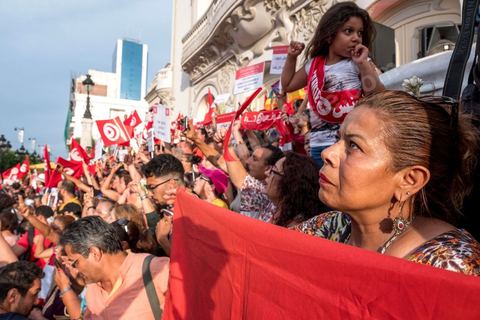 13 aout 2018 : Près de 4000 personnes étaient présentes en ce jour de fête de la Femme à la manifestation en faveur des libertés sur l'avenue Habib Bourguiba à Tunis. Entre citoyens, activistes de la société civile, figures médiatiques et politiques, les personnes présentes ont scandé des slogans appelant à l'égalité homme-femme et la liberté et ont rejeté l'extrémisme. Le drapeau arc-en-ciel a également été brandi en signe de soutien à la cause LGBT et des minorités sexuelles. La Commission des libertés individuelles et de l’égalité (Colibe) initiée par BCE a remis son rapport en juin au Président récemment, elle contient des proportions sur l’égalité de l’héritage, la dépénalisation de l’homosexualité et autres questions sociétales en Tunisie. Béji Caïd Essebsi n'entérine que l’égalité dans l’héritage.On rappelle que ce rapport a suscité une violente réaction dans le camp des islamistes qui ont fustigé la violation du texte coranique et qualifié les membres de la Colibe d’apostates. Samedi, une marche a été organisée pour dénoncer le contenu du rapport.