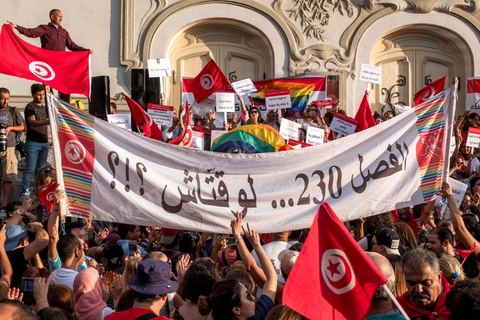 13 aout 2018 : Près de 4000 personnes étaient présentes en ce jour de fête de la Femme à la manifestation en faveur des libertés sur l'avenue Habib Bourguiba à Tunis. Entre citoyens, activistes de la société civile, figures médiatiques et politiques, les personnes présentes ont scandé des slogans appelant à l'égalité homme-femme et la liberté et ont rejeté l'extrémisme. Le drapeau arc-en-ciel a également été brandi en signe de soutien à la cause LGBT et des minorités sexuelles. La Commission des libertés individuelles et de l’égalité (Colibe) initiée par BCE a remis son rapport en juin au Président récemment, elle contient des proportions sur l’égalité de l’héritage, la dépénalisation de l’homosexualité et autres questions sociétales en Tunisie. Béji Caïd Essebsi n'entérine que l’égalité dans l’héritage.On rappelle que ce rapport a suscité une violente réaction dans le camp des islamistes qui ont fustigé la violation du texte coranique et qualifié les membres de la Colibe d’apostates. Samedi, une marche a été organisée pour dénoncer le contenu du rapport.