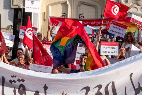 13 aout 2018 : Près de 4000 personnes étaient présentes en ce jour de fête de la Femme à la manifestation en faveur des libertés sur l'avenue Habib Bourguiba à Tunis. Entre citoyens, activistes de la société civile, figures médiatiques et politiques, les personnes présentes ont scandé des slogans appelant à l'égalité homme-femme et la liberté et ont rejeté l'extrémisme. Le drapeau arc-en-ciel a également été brandi en signe de soutien à la cause LGBT et des minorités sexuelles. La Commission des libertés individuelles et de l’égalité (Colibe) initiée par BCE a remis son rapport en juin au Président récemment, elle contient des proportions sur l’égalité de l’héritage, la dépénalisation de l’homosexualité et autres questions sociétales en Tunisie. Béji Caïd Essebsi n'entérine que l’égalité dans l’héritage.On rappelle que ce rapport a suscité une violente réaction dans le camp des islamistes qui ont fustigé la violation du texte coranique et qualifié les membres de la Colibe d’apostates. Samedi, une marche a été organisée pour dénoncer le contenu du rapport.