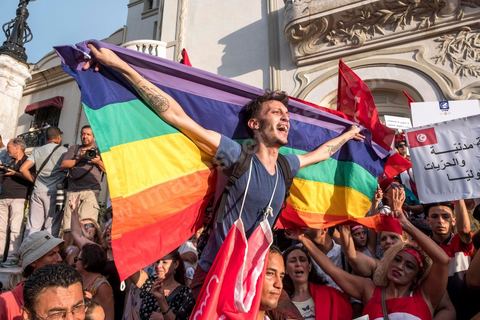 13 aout 2018 : Près de 4000 personnes étaient présentes en ce jour de fête de la Femme à la manifestation en faveur des libertés sur l'avenue Habib Bourguiba à Tunis. Entre citoyens, activistes de la société civile, figures médiatiques et politiques, les personnes présentes ont scandé des slogans appelant à l'égalité homme-femme et la liberté et ont rejeté l'extrémisme. Le drapeau arc-en-ciel a également été brandi en signe de soutien à la cause LGBT et des minorités sexuelles. La Commission des libertés individuelles et de l’égalité (Colibe) initiée par BCE a remis son rapport en juin au Président récemment, elle contient des proportions sur l’égalité de l’héritage, la dépénalisation de l’homosexualité et autres questions sociétales en Tunisie. Béji Caïd Essebsi n'entérine que l’égalité dans l’héritage.On rappelle que ce rapport a suscité une violente réaction dans le camp des islamistes qui ont fustigé la violation du texte coranique et qualifié les membres de la Colibe d’apostates. Samedi, une marche a été organisée pour dénoncer le contenu du rapport.