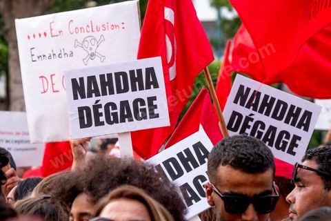 13 aout 2018 : Près de 4000 personnes étaient présentes en ce jour de fête de la Femme à la manifestation en faveur des libertés sur l'avenue Habib Bourguiba à Tunis. Entre citoyens, activistes de la société civile, figures médiatiques et politiques, les personnes présentes ont scandé des slogans appelant à l'égalité homme-femme et la liberté et ont rejeté l'extrémisme. Le drapeau arc-en-ciel a également été brandi en signe de soutien à la cause LGBT et des minorités sexuelles. La Commission des libertés individuelles et de l’égalité (Colibe) initiée par BCE a remis son rapport en juin au Président récemment, elle contient des proportions sur l’égalité de l’héritage, la dépénalisation de l’homosexualité et autres questions sociétales en Tunisie. Béji Caïd Essebsi n'entérine que l’égalité dans l’héritage.On rappelle que ce rapport a suscité une violente réaction dans le camp des islamistes qui ont fustigé la violation du texte coranique et qualifié les membres de la Colibe d’apostates. Samedi, une marche a été organisée pour dénoncer le contenu du rapport.
