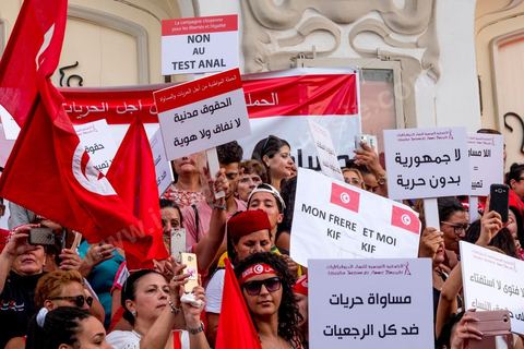 13 aout 2018 : Près de 4000 personnes étaient présentes en ce jour de fête de la Femme à la manifestation en faveur des libertés sur l'avenue Habib Bourguiba à Tunis. Entre citoyens, activistes de la société civile, figures médiatiques et politiques, les personnes présentes ont scandé des slogans appelant à l'égalité homme-femme et la liberté et ont rejeté l'extrémisme. Le drapeau arc-en-ciel a également été brandi en signe de soutien à la cause LGBT et des minorités sexuelles. La Commission des libertés individuelles et de l’égalité (Colibe) initiée par BCE a remis son rapport en juin au Président récemment, elle contient des proportions sur l’égalité de l’héritage, la dépénalisation de l’homosexualité et autres questions sociétales en Tunisie. Béji Caïd Essebsi n'entérine que l’égalité dans l’héritage.On rappelle que ce rapport a suscité une violente réaction dans le camp des islamistes qui ont fustigé la violation du texte coranique et qualifié les membres de la Colibe d’apostates. Samedi, une marche a été organisée pour dénoncer le contenu du rapport.