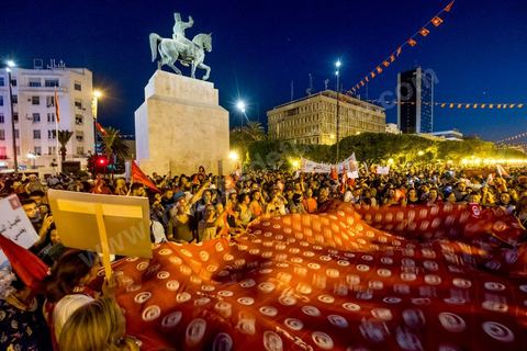13 aout 2018 : Près de 4000 personnes étaient présentes en ce jour de fête de la Femme à la manifestation en faveur des libertés sur l'avenue Habib Bourguiba à Tunis. Entre citoyens, activistes de la société civile, figures médiatiques et politiques, les personnes présentes ont scandé des slogans appelant à l'égalité homme-femme et la liberté et ont rejeté l'extrémisme. Le drapeau arc-en-ciel a également été brandi en signe de soutien à la cause LGBT et des minorités sexuelles. La Commission des libertés individuelles et de l’égalité (Colibe) initiée par BCE a remis son rapport en juin au Président récemment, elle contient des proportions sur l’égalité de l’héritage, la dépénalisation de l’homosexualité et autres questions sociétales en Tunisie. Béji Caïd Essebsi n'entérine que l’égalité dans l’héritage.On rappelle que ce rapport a suscité une violente réaction dans le camp des islamistes qui ont fustigé la violation du texte coranique et qualifié les membres de la Colibe d’apostates. Samedi, une marche a été organisée pour dénoncer le contenu du rapport.