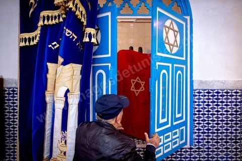 27 novembre 2018 : Les pélérins se rendent à la synagogue Beit Mordekhai de la Goulette pour des prières dans le cadre du pélerinage. Près de 300 pélerins juifs venus principalement de France pour assister au traditionnel pèlerinage sur la tombe de Rebbi Hai Taieb Lo Met. A l’occasion de ce pèlerinage, de nombreux Tunisiens de confession juive se rendent sur la tombe du rabbin ainsi que dans d’autres sanctuaires et lieux de culte juifs comme la Grande Synagogue de Tunis ou celle de la Goulette.