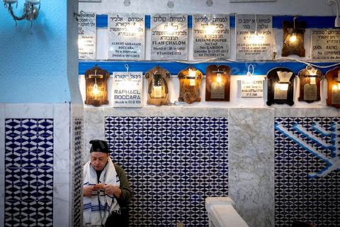 27 novembre 2018 : Les pélérins se rendent à la synagogue Beit Mordekhai de la Goulette pour des prières dans le cadre du pélerinage. Près de 300 pélerins juifs venus principalement de France pour assister au traditionnel pèlerinage sur la tombe de Rebbi Hai Taieb Lo Met. A l’occasion de ce pèlerinage, de nombreux Tunisiens de confession juive se rendent sur la tombe du rabbin ainsi que dans d’autres sanctuaires et lieux de culte juifs comme la Grande Synagogue de Tunis ou celle de la Goulette.