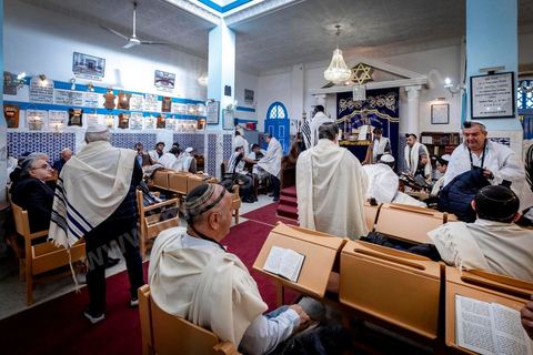 27 novembre 2018 : Les pélérins se rendent à la synagogue Beit Mordekhai de la Goulette pour des prières dans le cadre du pélerinage. Près de 300 pélerins juifs venus principalement de France pour assister au traditionnel pèlerinage sur la tombe de Rebbi Hai Taieb Lo Met. A l’occasion de ce pèlerinage, de nombreux Tunisiens de confession juive se rendent sur la tombe du rabbin ainsi que dans d’autres sanctuaires et lieux de culte juifs comme la Grande Synagogue de Tunis ou celle de la Goulette.