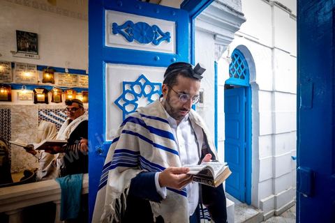 27 novembre 2018 : Les pélérins se rendent à la synagogue Beit Mordekhai de la Goulette pour des prières dans le cadre du pélerinage. Près de 300 pélerins juifs venus principalement de France pour assister au traditionnel pèlerinage sur la tombe de Rebbi Hai Taieb Lo Met. A l’occasion de ce pèlerinage, de nombreux Tunisiens de confession juive se rendent sur la tombe du rabbin ainsi que dans d’autres sanctuaires et lieux de culte juifs comme la Grande Synagogue de Tunis ou celle de la Goulette.