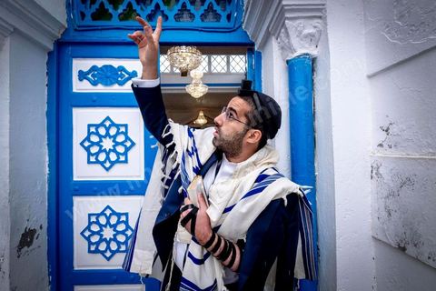 27 novembre 2018 : Les pélérins se rendent à la synagogue Beit Mordekhai de la Goulette pour des prières dans le cadre du pélerinage. Près de 300 pélerins juifs venus principalement de France pour assister au traditionnel pèlerinage sur la tombe de Rebbi Hai Taieb Lo Met. A l’occasion de ce pèlerinage, de nombreux Tunisiens de confession juive se rendent sur la tombe du rabbin ainsi que dans d’autres sanctuaires et lieux de culte juifs comme la Grande Synagogue de Tunis ou celle de la Goulette.