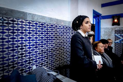 27 novembre 2018 : Les pélérins se rendent à la synagogue Beit Mordekhai de la Goulette pour des prières dans le cadre du pélerinage. Près de 300 pélerins juifs venus principalement de France pour assister au traditionnel pèlerinage sur la tombe de Rebbi Hai Taieb Lo Met. A l’occasion de ce pèlerinage, de nombreux Tunisiens de confession juive se rendent sur la tombe du rabbin ainsi que dans d’autres sanctuaires et lieux de culte juifs comme la Grande Synagogue de Tunis ou celle de la Goulette.