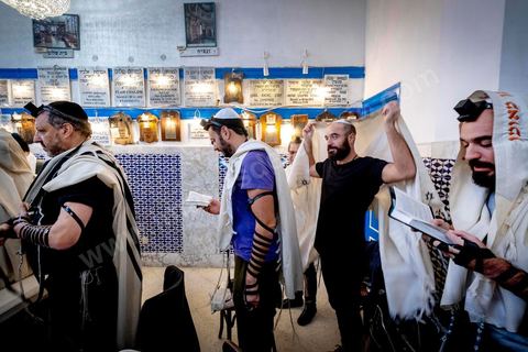 27 novembre 2018 : Les pélérins se rendent à la synagogue Beit Mordekhai de la Goulette pour des prières dans le cadre du pélerinage. Près de 300 pélerins juifs venus principalement de France pour assister au traditionnel pèlerinage sur la tombe de Rebbi Hai Taieb Lo Met. A l’occasion de ce pèlerinage, de nombreux Tunisiens de confession juive se rendent sur la tombe du rabbin ainsi que dans d’autres sanctuaires et lieux de culte juifs comme la Grande Synagogue de Tunis ou celle de la Goulette.