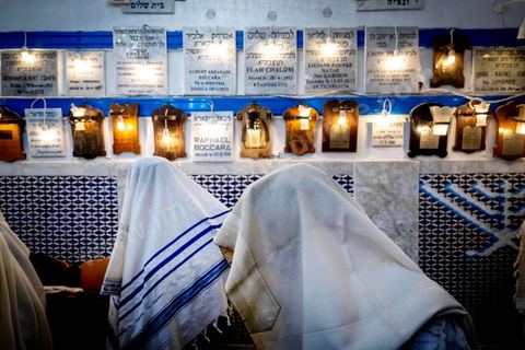 27 novembre 2018 : Les pélérins se rendent à la synagogue Beit Mordekhai de la Goulette pour des prières dans le cadre du pélerinage. Près de 300 pélerins juifs venus principalement de France pour assister au traditionnel pèlerinage sur la tombe de Rebbi Hai Taieb Lo Met. A l’occasion de ce pèlerinage, de nombreux Tunisiens de confession juive se rendent sur la tombe du rabbin ainsi que dans d’autres sanctuaires et lieux de culte juifs comme la Grande Synagogue de Tunis ou celle de la Goulette.