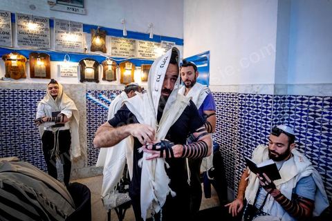 27 novembre 2018 : Les pélérins se rendent à la synagogue Beit Mordekhai de la Goulette pour des prières dans le cadre du pélerinage. Près de 300 pélerins juifs venus principalement de France pour assister au traditionnel pèlerinage sur la tombe de Rebbi Hai Taieb Lo Met. A l’occasion de ce pèlerinage, de nombreux Tunisiens de confession juive se rendent sur la tombe du rabbin ainsi que dans d’autres sanctuaires et lieux de culte juifs comme la Grande Synagogue de Tunis ou celle de la Goulette.