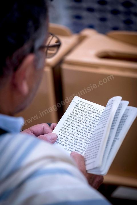 27 novembre 2018 : Les pélérins se rendent à la synagogue Beit Mordekhai de la Goulette pour des prières dans le cadre du pélerinage. Près de 300 pélerins juifs venus principalement de France pour assister au traditionnel pèlerinage sur la tombe de Rebbi Hai Taieb Lo Met. A l’occasion de ce pèlerinage, de nombreux Tunisiens de confession juive se rendent sur la tombe du rabbin ainsi que dans d’autres sanctuaires et lieux de culte juifs comme la Grande Synagogue de Tunis ou celle de la Goulette.