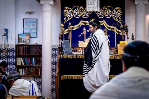 27 novembre 2018 : Les pélérins se rendent à la synagogue Beit Mordekhai de la Goulette pour des prières dans le cadre du pélerinage. Près de 300 pélerins juifs venus principalement de France pour assister au traditionnel pèlerinage sur la tombe de Rebbi Hai Taieb Lo Met. A l’occasion de ce pèlerinage, de nombreux Tunisiens de confession juive se rendent sur la tombe du rabbin ainsi que dans d’autres sanctuaires et lieux de culte juifs comme la Grande Synagogue de Tunis ou celle de la Goulette.
