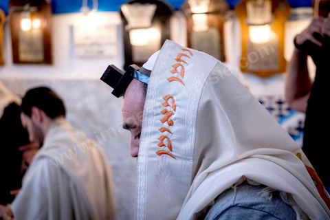 27 novembre 2018 : Les pélérins se rendent à la synagogue Beit Mordekhai de la Goulette pour des prières dans le cadre du pélerinage. Près de 300 pélerins juifs venus principalement de France pour assister au traditionnel pèlerinage sur la tombe de Rebbi Hai Taieb Lo Met. A l’occasion de ce pèlerinage, de nombreux Tunisiens de confession juive se rendent sur la tombe du rabbin ainsi que dans d’autres sanctuaires et lieux de culte juifs comme la Grande Synagogue de Tunis ou celle de la Goulette.