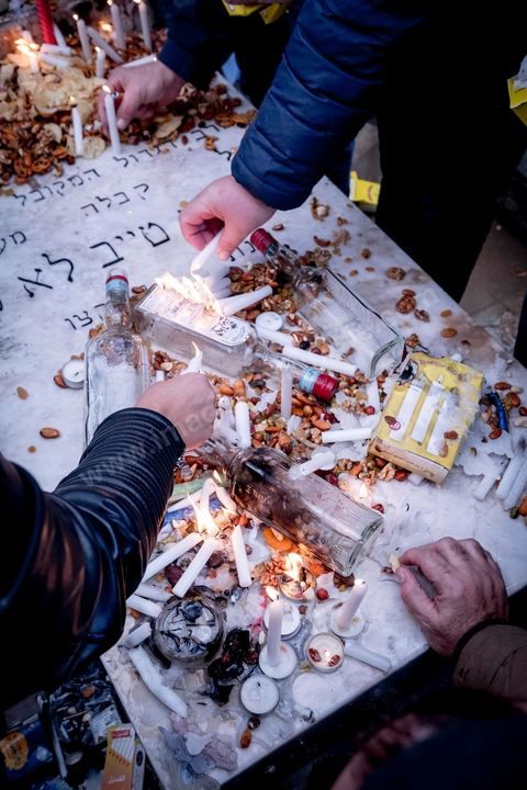 27 novembre 2018 : Les pélérins se rendent au cimetière juif du Borgel au centre de Tunis pour une "hiloula". Cachuètes, Boukha (eau de vie de figue) et prières pour commémorer la mort, il y a 180 ans, de Rebbi Hai Taieb qui était un grand érudit, exégète de la Torah et de la Kabbale. Dans le cadre du pélerinage. Près de 300 pélerins juifs venus principalement de France pour assister au traditionnel pèlerinage sur la tombe de Rebbi Hai Taieb Lo Met. A l’occasion de ce pèlerinage, de nombreux Tunisiens de confession juive se rendent sur la tombe du rabbin ainsi que dans d’autres sanctuaires et lieux de culte juifs comme la Grande Synagogue de Tunis ou celle de la Goulette.