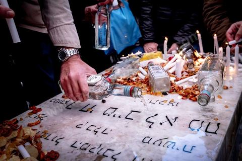 27 novembre 2018 : Les pélérins se rendent au cimetière juif du Borgel au centre de Tunis pour une "hiloula". Cachuètes, Boukha (eau de vie de figue) et prières pour commémorer la mort, il y a 180 ans, de Rebbi Hai Taieb qui était un grand érudit, exégète de la Torah et de la Kabbale. Dans le cadre du pélerinage. Près de 300 pélerins juifs venus principalement de France pour assister au traditionnel pèlerinage sur la tombe de Rebbi Hai Taieb Lo Met. A l’occasion de ce pèlerinage, de nombreux Tunisiens de confession juive se rendent sur la tombe du rabbin ainsi que dans d’autres sanctuaires et lieux de culte juifs comme la Grande Synagogue de Tunis ou celle de la Goulette.