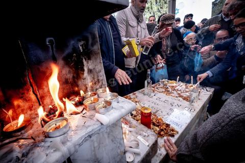 27 novembre 2018 : Les pélérins se rendent au cimetière juif du Borgel au centre de Tunis pour une "hiloula". Cachuètes, Boukha (eau de vie de figue) et prières pour commémorer la mort, il y a 180 ans, de Rebbi Hai Taieb qui était un grand érudit, exégète de la Torah et de la Kabbale. Dans le cadre du pélerinage. Près de 300 pélerins juifs venus principalement de France pour assister au traditionnel pèlerinage sur la tombe de Rebbi Hai Taieb Lo Met. A l’occasion de ce pèlerinage, de nombreux Tunisiens de confession juive se rendent sur la tombe du rabbin ainsi que dans d’autres sanctuaires et lieux de culte juifs comme la Grande Synagogue de Tunis ou celle de la Goulette.