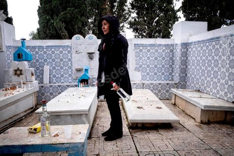 27 novembre 2018 : Les pélérins se rendent au cimetière juif du Borgel au centre de Tunis pour une "hiloula". Cachuètes, Boukha (eau de vie de figue) et prières pour commémorer la mort, il y a 180 ans, de Rebbi Hai Taieb qui était un grand érudit, exégète de la Torah et de la Kabbale. Dans le cadre du pélerinage. Près de 300 pélerins juifs venus principalement de France pour assister au traditionnel pèlerinage sur la tombe de Rebbi Hai Taieb Lo Met. A l’occasion de ce pèlerinage, de nombreux Tunisiens de confession juive se rendent sur la tombe du rabbin ainsi que dans d’autres sanctuaires et lieux de culte juifs comme la Grande Synagogue de Tunis ou celle de la Goulette.