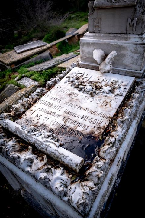 27 novembre 2018 : Les pélérins se rendent au cimetière juif du Borgel au centre de Tunis pour une "hiloula". Cachuètes, Boukha (eau de vie de figue) et prières pour commémorer la mort, il y a 180 ans, de Rebbi Hai Taieb qui était un grand érudit, exégète de la Torah et de la Kabbale. Dans le cadre du pélerinage. Près de 300 pélerins juifs venus principalement de France pour assister au traditionnel pèlerinage sur la tombe de Rebbi Hai Taieb Lo Met. A l’occasion de ce pèlerinage, de nombreux Tunisiens de confession juive se rendent sur la tombe du rabbin ainsi que dans d’autres sanctuaires et lieux de culte juifs comme la Grande Synagogue de Tunis ou celle de la Goulette.