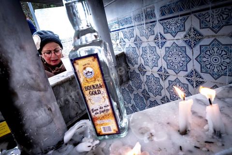 27 novembre 2018 : Les pélérins se rendent au cimetière juif du Borgel au centre de Tunis pour une "hiloula". Cachuètes, Boukha (eau de vie de figue) et prières pour commémorer la mort, il y a 180 ans, de Rebbi Hai Taieb qui était un grand érudit, exégète de la Torah et de la Kabbale. Dans le cadre du pélerinage. Près de 300 pélerins juifs venus principalement de France pour assister au traditionnel pèlerinage sur la tombe de Rebbi Hai Taieb Lo Met. A l’occasion de ce pèlerinage, de nombreux Tunisiens de confession juive se rendent sur la tombe du rabbin ainsi que dans d’autres sanctuaires et lieux de culte juifs comme la Grande Synagogue de Tunis ou celle de la Goulette.