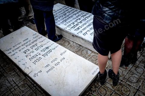 27 novembre 2018 : Les pélérins se rendent au cimetière juif du Borgel au centre de Tunis pour une "hiloula". Cachuètes, Boukha (eau de vie de figue) et prières pour commémorer la mort, il y a 180 ans, de Rebbi Hai Taieb qui était un grand érudit, exégète de la Torah et de la Kabbale. Dans le cadre du pélerinage. Près de 300 pélerins juifs venus principalement de France pour assister au traditionnel pèlerinage sur la tombe de Rebbi Hai Taieb Lo Met. A l’occasion de ce pèlerinage, de nombreux Tunisiens de confession juive se rendent sur la tombe du rabbin ainsi que dans d’autres sanctuaires et lieux de culte juifs comme la Grande Synagogue de Tunis ou celle de la Goulette.