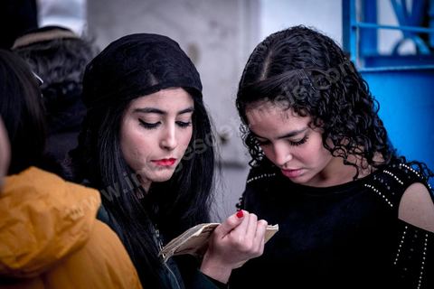 27 novembre 2018 : Les pélérins se rendent au cimetière juif du Borgel au centre de Tunis pour une "hiloula". Cachuètes, Boukha (eau de vie de figue) et prières pour commémorer la mort, il y a 180 ans, de Rebbi Hai Taieb qui était un grand érudit, exégète de la Torah et de la Kabbale. Dans le cadre du pélerinage. Près de 300 pélerins juifs venus principalement de France pour assister au traditionnel pèlerinage sur la tombe de Rebbi Hai Taieb Lo Met. A l’occasion de ce pèlerinage, de nombreux Tunisiens de confession juive se rendent sur la tombe du rabbin ainsi que dans d’autres sanctuaires et lieux de culte juifs comme la Grande Synagogue de Tunis ou celle de la Goulette.