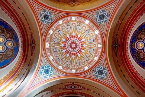 27 novembre 2018 : Les pélérins se rendent à la grande synagogue de Tunis pour des prières dans le cadre du pélerinage. Près de 300 pélerins juifs venus principalement de France pour assister au traditionnel pèlerinage sur la tombe de Rebbi Hai Taieb Lo Met. A l’occasion de ce pèlerinage, de nombreux Tunisiens de confession juive se rendent sur la tombe du rabbin ainsi que dans d’autres sanctuaires et lieux de culte juifs comme la Grande Synagogue de Tunis ou celle de la Goulette.