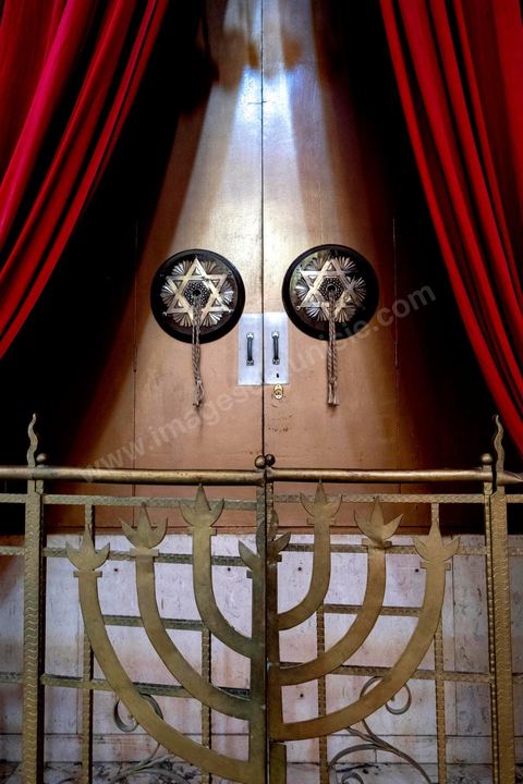 27 novembre 2018 : Les pélérins se rendent à la grande synagogue de Tunis pour des prières dans le cadre du pélerinage. Près de 300 pélerins juifs venus principalement de France pour assister au traditionnel pèlerinage sur la tombe de Rebbi Hai Taieb Lo Met. A l’occasion de ce pèlerinage, de nombreux Tunisiens de confession juive se rendent sur la tombe du rabbin ainsi que dans d’autres sanctuaires et lieux de culte juifs comme la Grande Synagogue de Tunis ou celle de la Goulette.