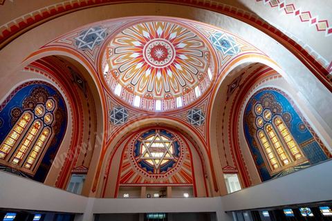 27 novembre 2018 : Les pélérins se rendent à la grande synagogue de Tunis pour des prières dans le cadre du pélerinage. Près de 300 pélerins juifs venus principalement de France pour assister au traditionnel pèlerinage sur la tombe de Rebbi Hai Taieb Lo Met. A l’occasion de ce pèlerinage, de nombreux Tunisiens de confession juive se rendent sur la tombe du rabbin ainsi que dans d’autres sanctuaires et lieux de culte juifs comme la Grande Synagogue de Tunis ou celle de la Goulette.