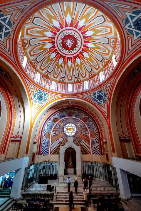 27 novembre 2018 : Les pélérins se rendent à la grande synagogue de Tunis pour des prières dans le cadre du pélerinage. Près de 300 pélerins juifs venus principalement de France pour assister au traditionnel pèlerinage sur la tombe de Rebbi Hai Taieb Lo Met. A l’occasion de ce pèlerinage, de nombreux Tunisiens de confession juive se rendent sur la tombe du rabbin ainsi que dans d’autres sanctuaires et lieux de culte juifs comme la Grande Synagogue de Tunis ou celle de la Goulette.